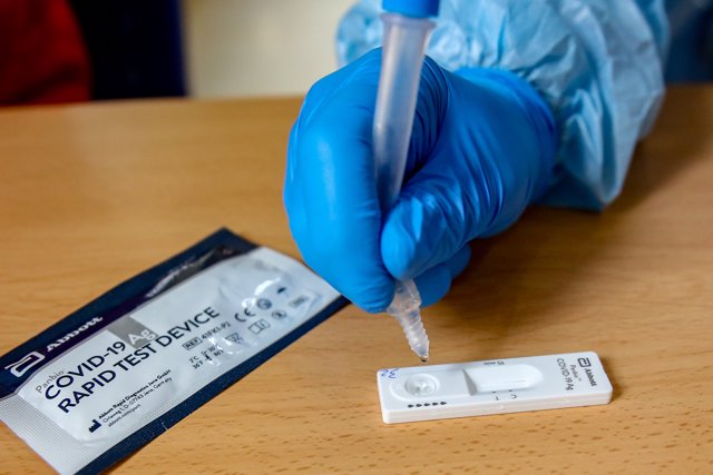 Material necesario para la realización de test de antígenos en un dispositivo organizado por la Comunidad de Madrid para la detección del COVID-19, en Madrid (España), a 25 de noviembre de 2020.
