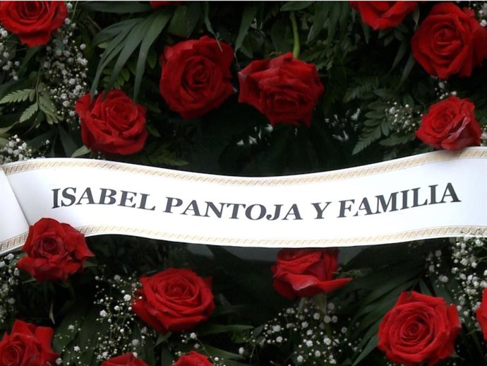 Corona de flores que Isabel Pantoja ha enviado a la familia de Irene Rosales tras el fallecimiento de su padre