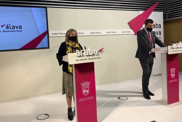 La diputada de Infraestructuras Viarias y Movilidad de Álava, Blanca de la Peña, y el diputado de Transportes y Movilidad Sostenible de Bizkaia, Miguel Ángel Gómez Viar, en rueda de prensa.