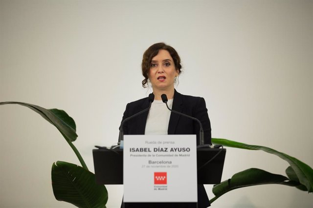 La presidenta de la Comunitat de Madrid, Isabel Díaz Ayuso, en una roda de premsa a Barcelona.