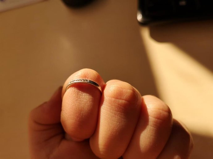 Un anillo de plata.
