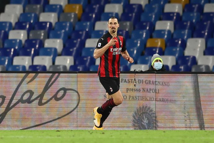 Ibrahimovic celebrando un gol con el Milán en la Serie A