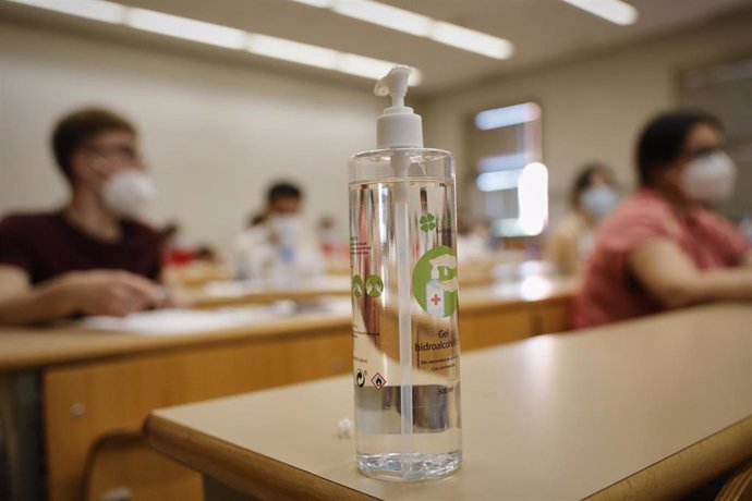 Gel desinfectante en un pupitre mientras estudiantes de las asignaturas troncales de la rama de Ciencias esperan a comenzar las pruebas de la Evaluación de Acceso a la Universidad (EVAU), con una mayor distancia entre alumnos y uso obligatorio de mascar