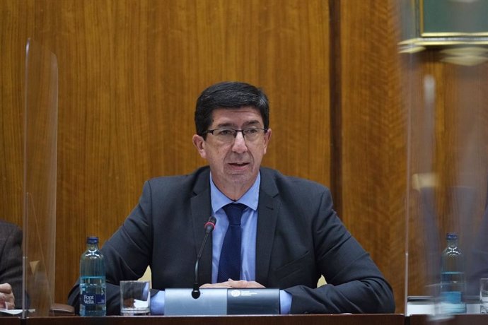 El vicepresidente de la Junta de Andalucía y consejero de Turismo, Regeneración, Justicia y Administración Local, Juan Marín, en una comisión parlamentaria.