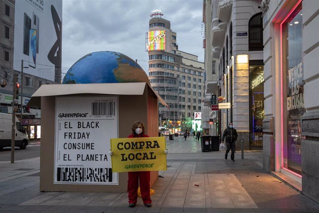 Con motivo del Black Friday, activistas de Greenpeace han colocado a primera hora de esta mañana una enorme caja de 250 kilos con el planeta Tierra dentro a modo de envío de paquetería para denunciar el consumismo desaforado