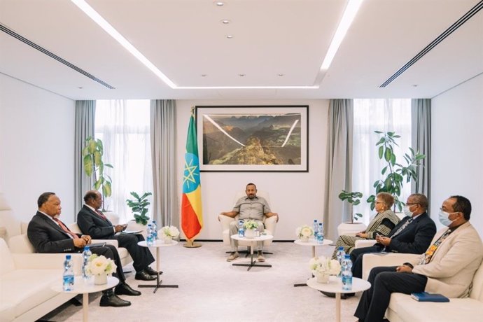 El primer ministro de Etiopía, Abiy Ahmed, recibe a los emisarios de la UA Joaquim Chissano, Ellen Johnson-Sirleaf y Kgalema Motlanthe