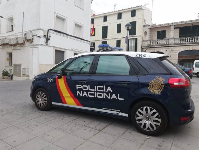 Coche patrulla de la Policía Nacional, en Mahón.