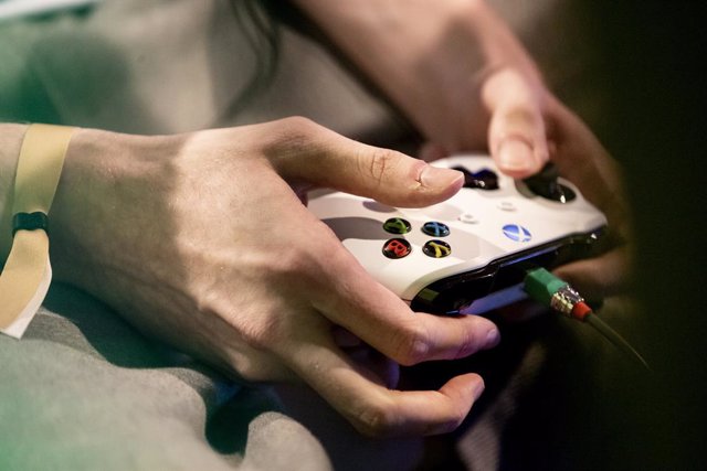 FILED - 11 May 2019, Berlin: A player plays Virtual Bundesliga (VBL) with an Xbox controller. Microsoft, creator of Xbox, announced a new bug bounty program and will pay up to 20,000 USD to look for security flaws. Photo: Christoph Soeder/dpa
