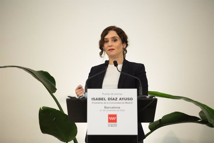 La presidenta de la Comunitat de Madrid, Isabel Díaz Ayuso, en una conferncia de premsa a Barcelona.
