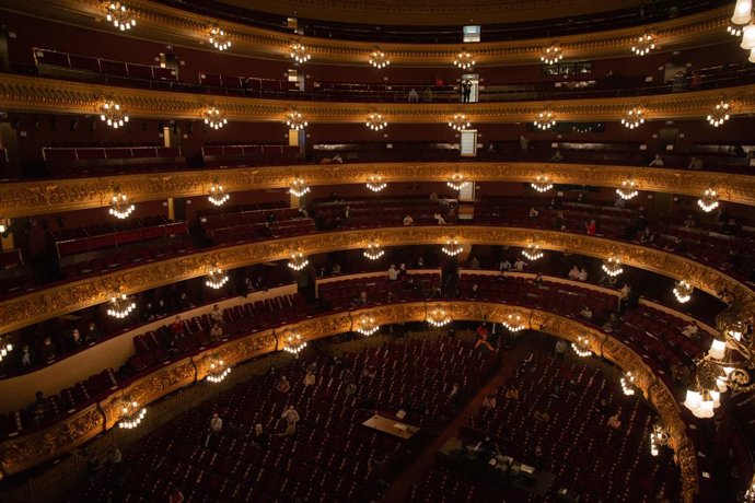 Vista de los palcos y del patio de butacas durante el ensayo de una escena de La Traviata con solistas, coro del Liceu y piano, en Barcelona, Catalunya (España), a 24 de noviembre de 2020