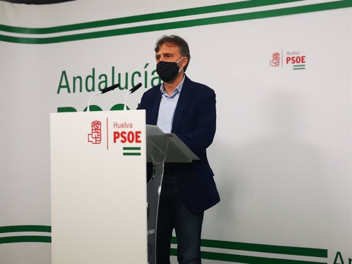 El Portavoz Del Grupo Parlamentario Socialista, José Fiscal, En Rueda De Prensa En Huelva.