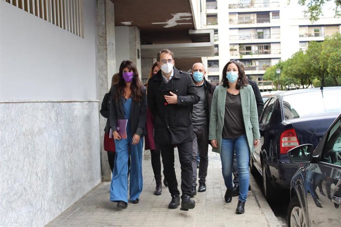 La coordinadora general de Podemos Andalucía, Martina Velarde, y el coordinador general de IU Andalucía, Toni Valero, se dirigen a una rueda de prensa en Sevilla.