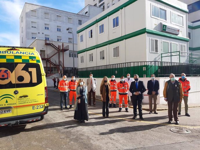 Sanz, Mestre y Paredes ante la nueva base del 061 en el Hospital Puerta del Mar