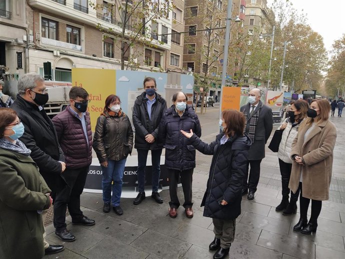 Presentación de la exposición 'Con los ojos de la ciencia', en la Gran Vía de Zaragoza.