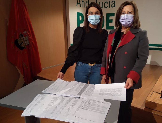 Olga Manzano y María José Sánchez Rubio, del PSOE, con las firmas presentadas en la Junta para el refuerzo de la Atención Primaria