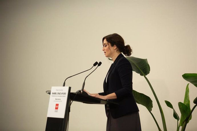 La presidenta de la Comunidad de Madrid, Isabel Díaz Ayuso, en rueda de prensa en Barcelona.