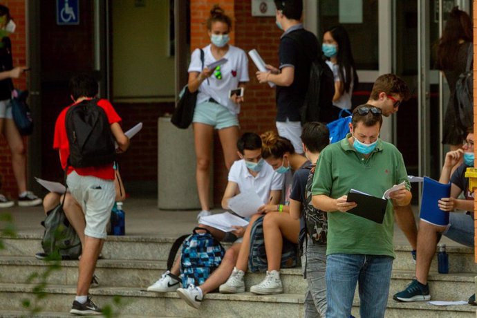 Estudiantes en la entrada de una universidad en Madrid