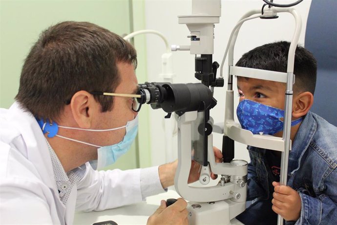 El doctor Jaume Catal, oftalmólogo, realiza un control a Félix, el primer niño tratado con éxito de un retinoblastoma mediante un virus modificado genéticamente.