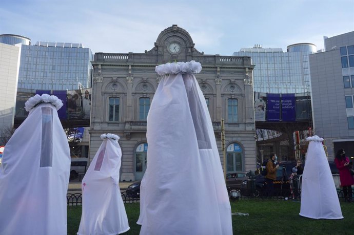 25 November 2020, Belgium, Brussels: Demonstrators dressed in costumes as they take part in a protest in front of the European Parliament in support of Polish women against the abortion ban in Poland. Photo: Ophelie Delarouzee/BELGA/dpa