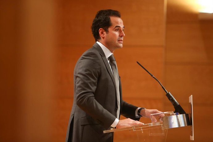 El vicepresidente, consejero de Deportes, Transparencia y portavoz de la Comunidad de Madrid, Ignacio Aguado, ofrece una rueda de prensa en la sede de la comunidad, en Madrid (España), a 28 de octubre de 2020. Durante su comparecencia, Aguado ha informa