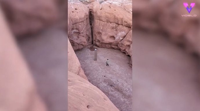 Un grupo de amigos visita el nuevo monolito encontrado en un desierto de Utah