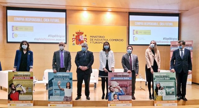 La ministra de Industria, Comercio y Turismo, Reyes Maroto, presenta la campaña contra las falsificaciones