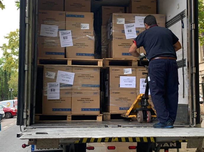 Andalucía recibe otros 2,63 millones de mascarillas para su entrega a ayuntamientos y ONGs