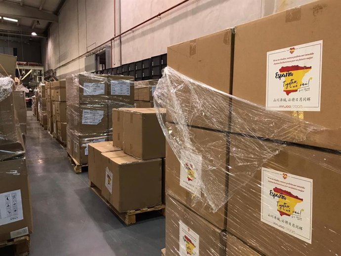 Cajas con las mascarillas que el Gobierno central ha distribuido desde este viernes a los ayuntamientos y entidades catalanas