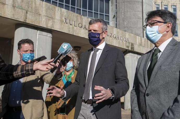 Alfonso Rueda en declaraciones a los medios en los juzgados de Santiago tras visitar la sede del Imelga