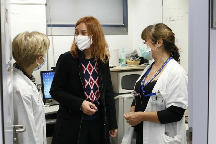 La presidenta de los comuns en el Parlament, Jéssica Albiach, en una visita al Hospital de Terrassa.