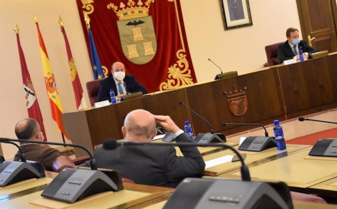 Reunión del vicepresidente de C-LM, José Luis Martínez Guijarro y el alcalde de Albacete, Vicente Casañ.