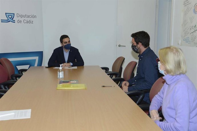 El diputado de cultura reunido con colectivos