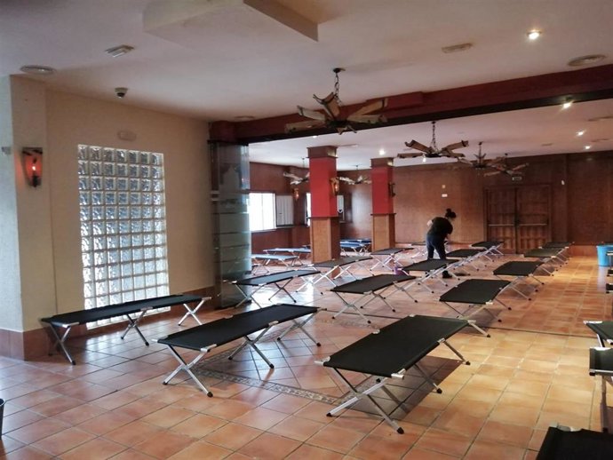 Dispositivo de emergencia habilitado en el restaurante de la piscina de verano para acoger a temporeros que duermen en la calle