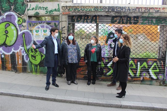 El diputado nacional del PSOE Pedro Casares, la delegada del Gobierno en Cantabria, Ainoa Quiñones, y el portavoz del PSOE en el Ayuntamiento de Santander, Daniel Fernández, en el Cabildo de Arriba junto a vecinas