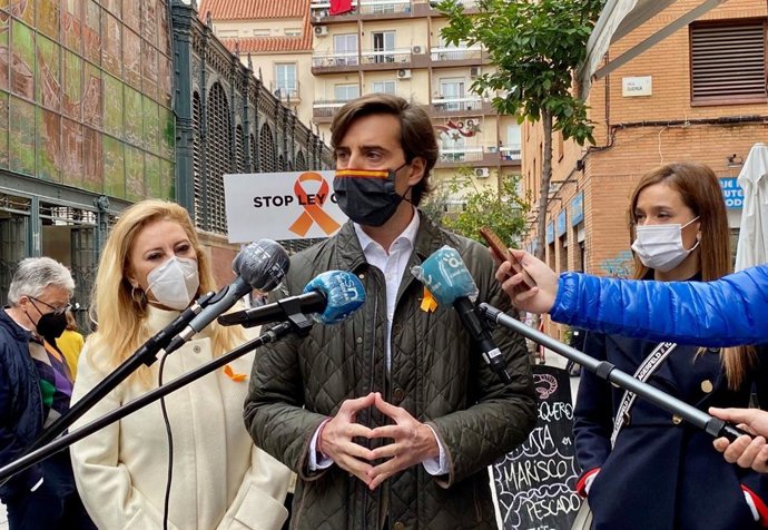 El vicesecretario de Comunicación del PP, Pablo Montesinos, junto a Carolina España y Elisa Pérez de Siles