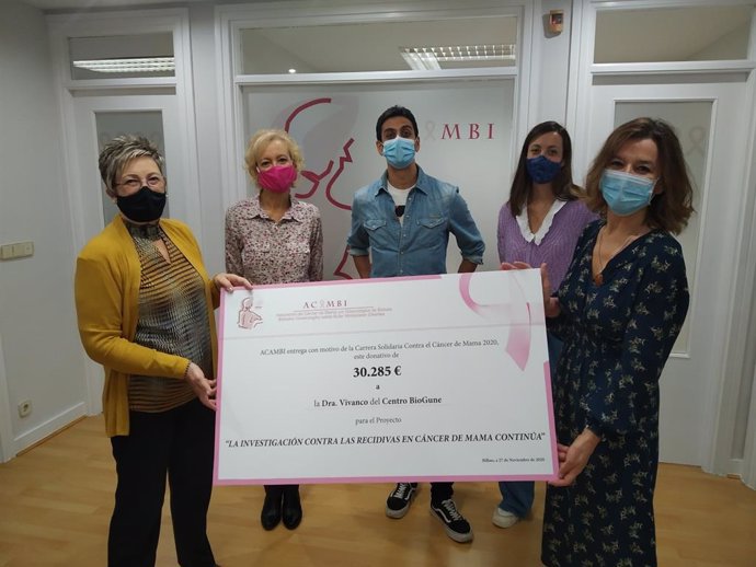Acambi entrega el donativo de 30.285 euros de la Carrera Solidaria del Cáncer de Mama 2020 a la doctora María del Mar Vivanco del Centro BioGune de Zamudio
