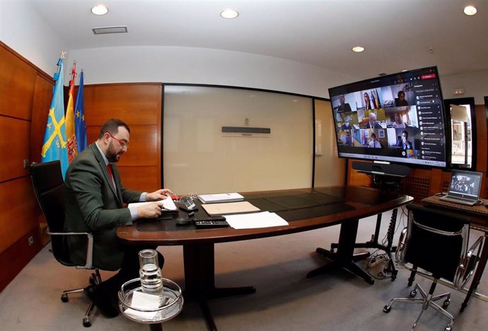 El presidente del Principado, Adrián Barbón, en la reunión telemática de Consejo de Gobierno
