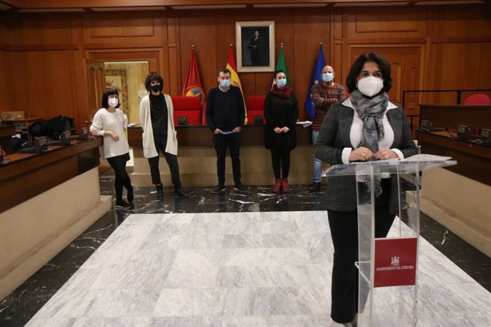 La teniente de alcalde delegada de Servicios Sociales del Ayuntamiento de Córdoba, Eva Timoteo, acompañada por representantes de distintas asociaciones y entidades de la Red Co-Habita