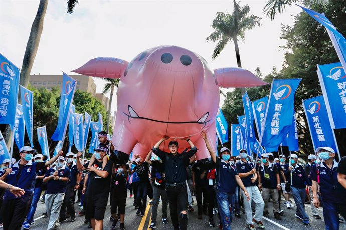 22 November 2020, Taiwan, Taipei: Protesters carry a huge pig balloon during a demonstration against the revoking of the operation license for CTi News, a pro Kuomintang (KMT) television company, by the National Communication Commission. Photo: Shou Yi 