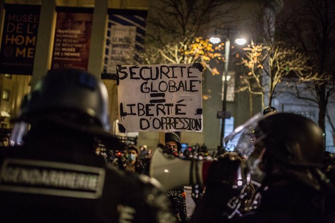 Protestas en París contra la ley que prohibe captar imágenes de policías