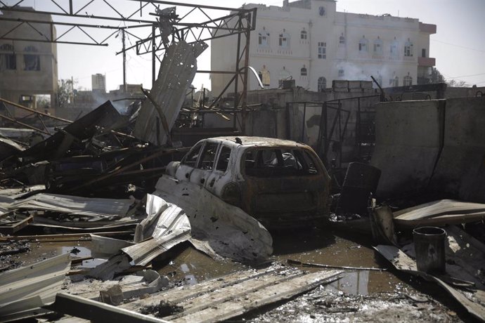 Daños materiales tras un bombardeo de la coalición que encabeza Arabia Saudí contra la capital de Yemen, Saná, controlada por los huthis