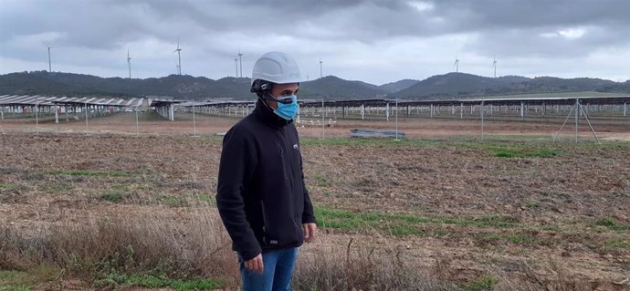 Un técnico utiliza las smart-glasses en el parque fotovoltaico de Endesa en Teba (Málaga).