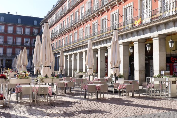 Las terrazas de la plaza Mayor de Madrid totalmente vacías, en Madrid, España, a 10 de noviembre de 2020. Debido a las medidas de limitación de movilidad para hacer frente a la pandemia del COVID-19, los comercios y locales de restauración continúan a l