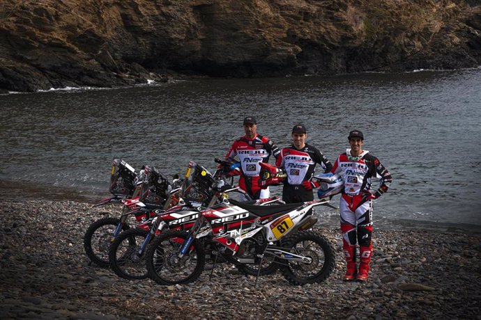 Los pilotos del Rieju Team Joan Pedrero, Marc Calmet y Oriol Mena, participantes en el Dakar 2021, en el debut de la moto catalana en la prueba