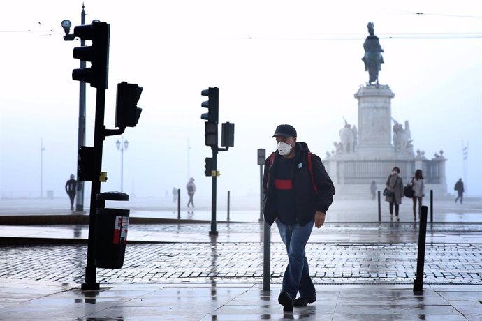 09 November 2020, Portugal, Lisbon: A man wearing a face mask walks in downtown Lisbon. Portugal returned to the state of emergency until 23 November amid the rising numbers of Coronavirus infections. Photo: Pedro Fiuza/ZUMA Wire/dpa