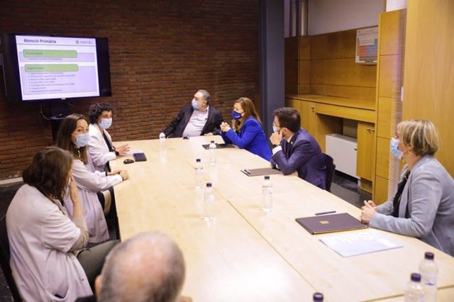 El vicepresident Pere Aragonès, acompanyat de la consellera Alba Vergés, en la signatura del conveni per a l'ampliació de l'Hospital St.Jaume de Calella