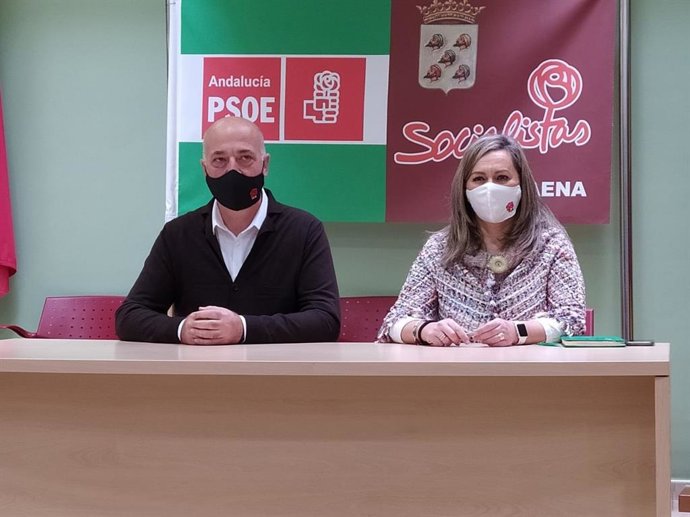 Antonio Ruiz y María Jesús Serrano en la sede del PSOE de Baena.
