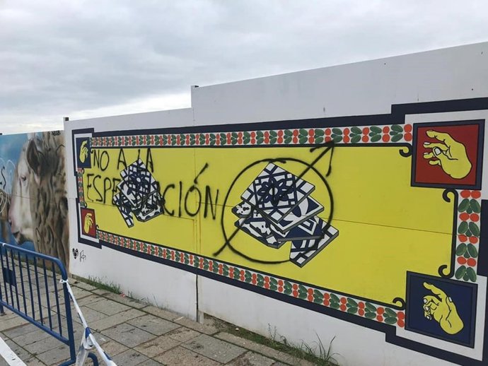 Una de las pintadas en los murales de El Campillo en Badajoz.