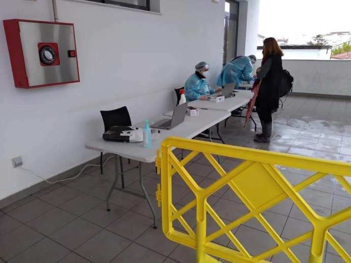 Una persona se somete al cribado del Covid-19 en Montilla.