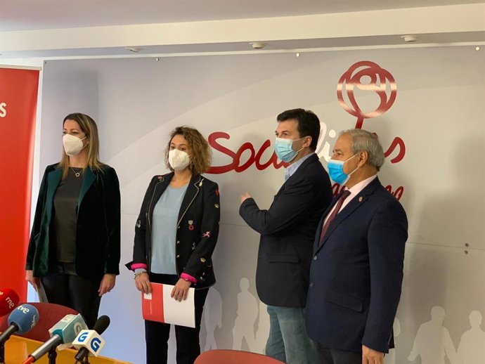 El secretario xeral del PSdeG, Gonzalo Caballero, en una rueda de prensa junto a dirigentes socialistas en esta provincia para valorar las cuentas de la Xunta para 2021